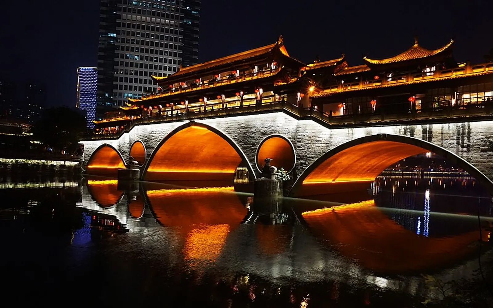 夜色中亮灯的成都安顺廊桥及水面倒影