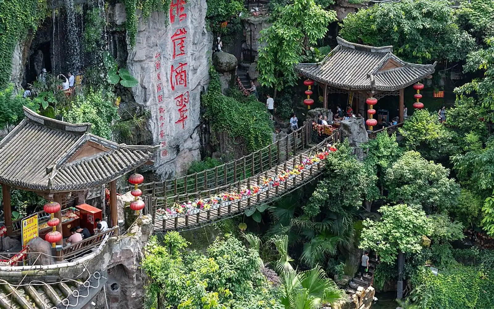洪崖洞层叠步道、绿植与传统屋顶