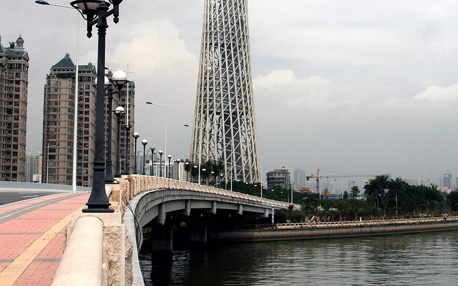 广州塔矗立在城市滨水区域