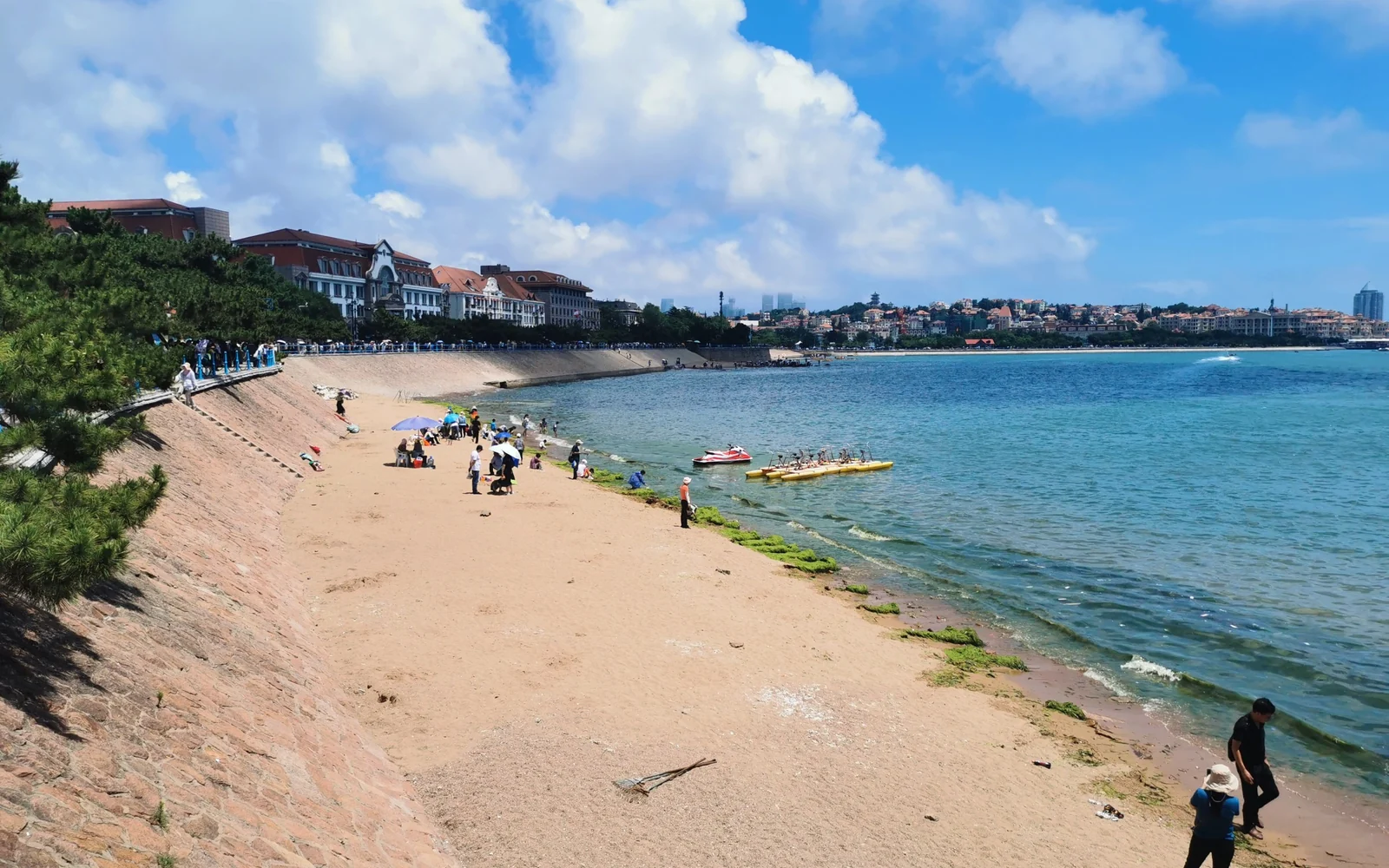 青岛栈桥伸向海面