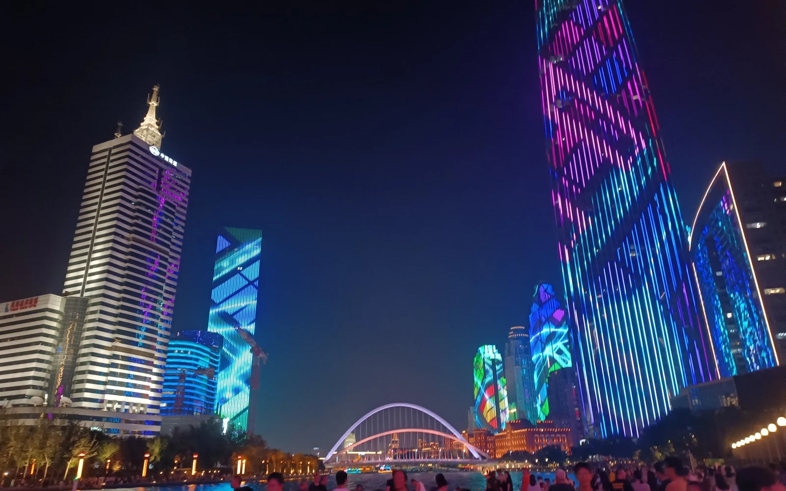 天津海河沿岸的夜景灯光与城市天际线