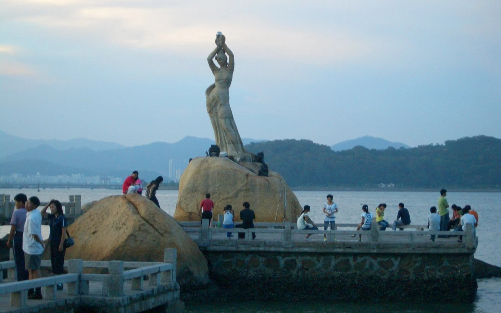 珠海海滨的珠海渔女雕像